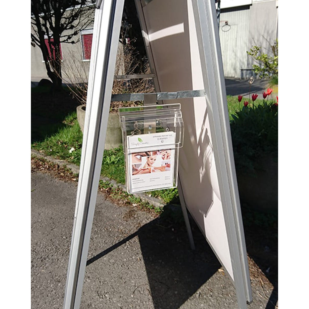 Acryl Prospektbox mit Deckel angehängt an einem Kundenstopper mit Prospekten drin