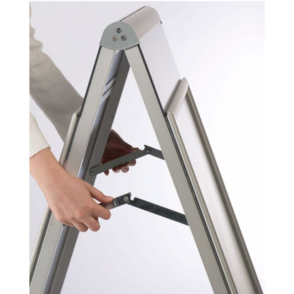 Alu Kundenstopper mit Klapprahmen und Logoplatte für Ihr Logo oder Motiv, Seitliche Scharniere für Prospektbox