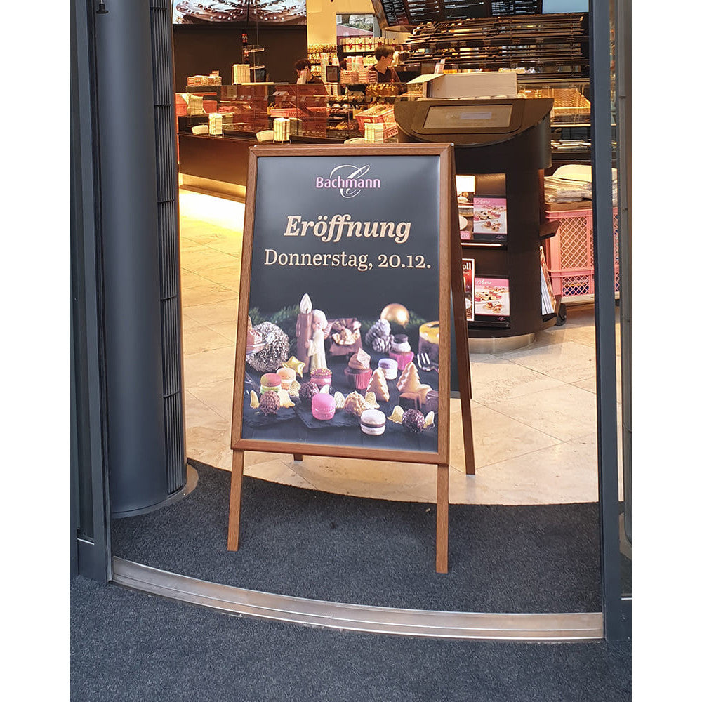 Aufgesteller Alu Kundenstopper in Holzoptik im Format DIN A1 für Werbung im Outdoor Bereich für Konfisserie Bachmann