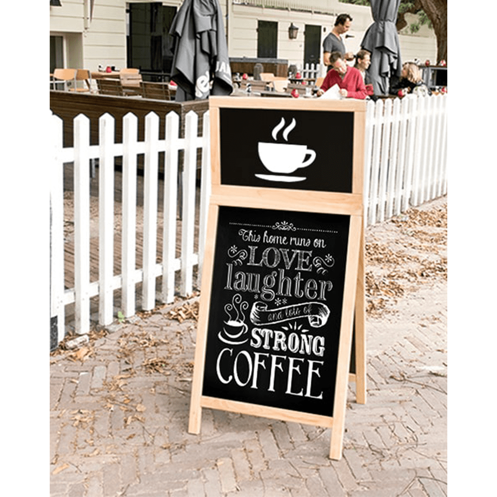 aufgestellter Holz Kundenstopper beschriftet mit weissem Securit Kreidemarker mit dem aktuellen Kaffee Angebot