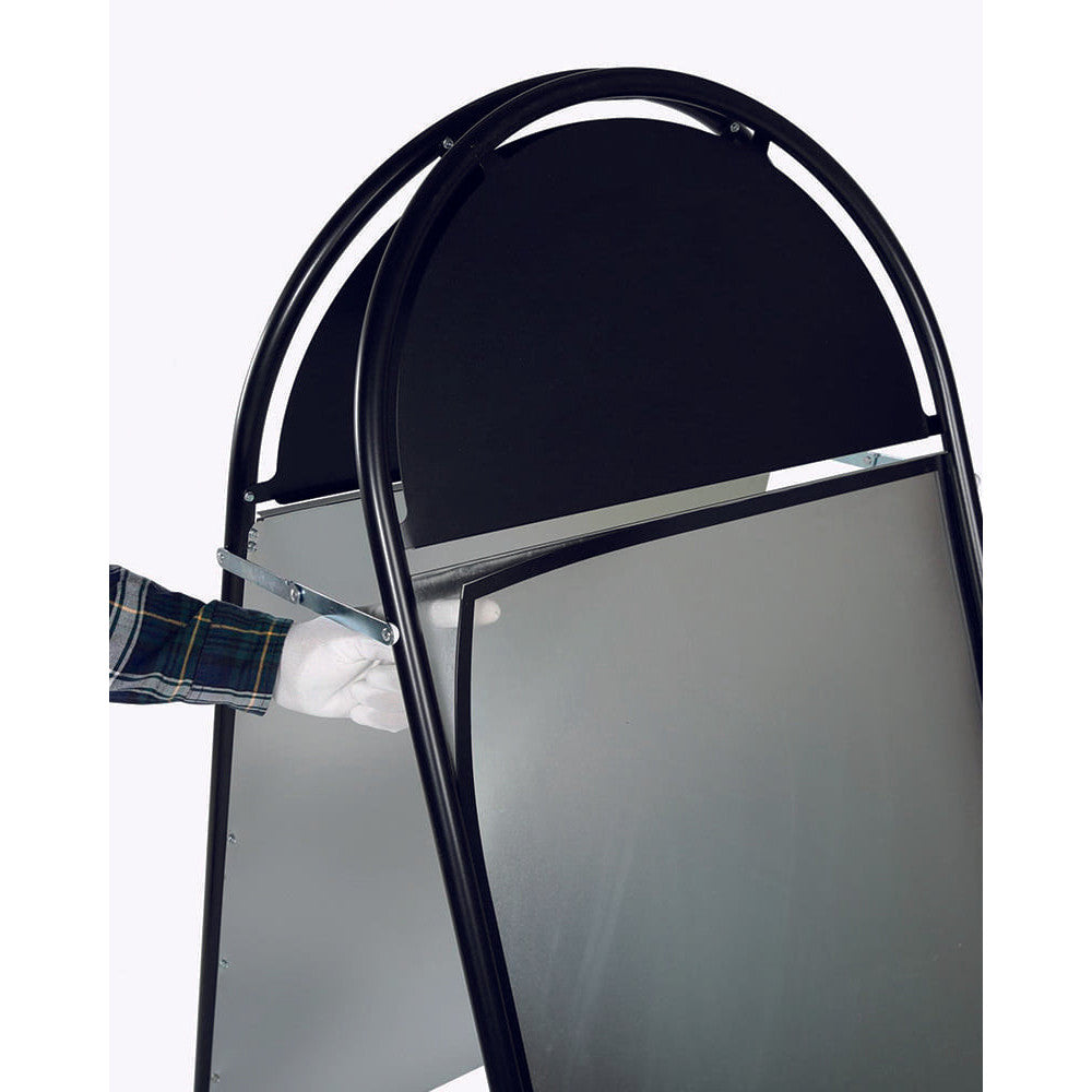 Plakatständer aus schwarzem Stahlrohr mit magnetischer Antireflex UV-Schutzfolie