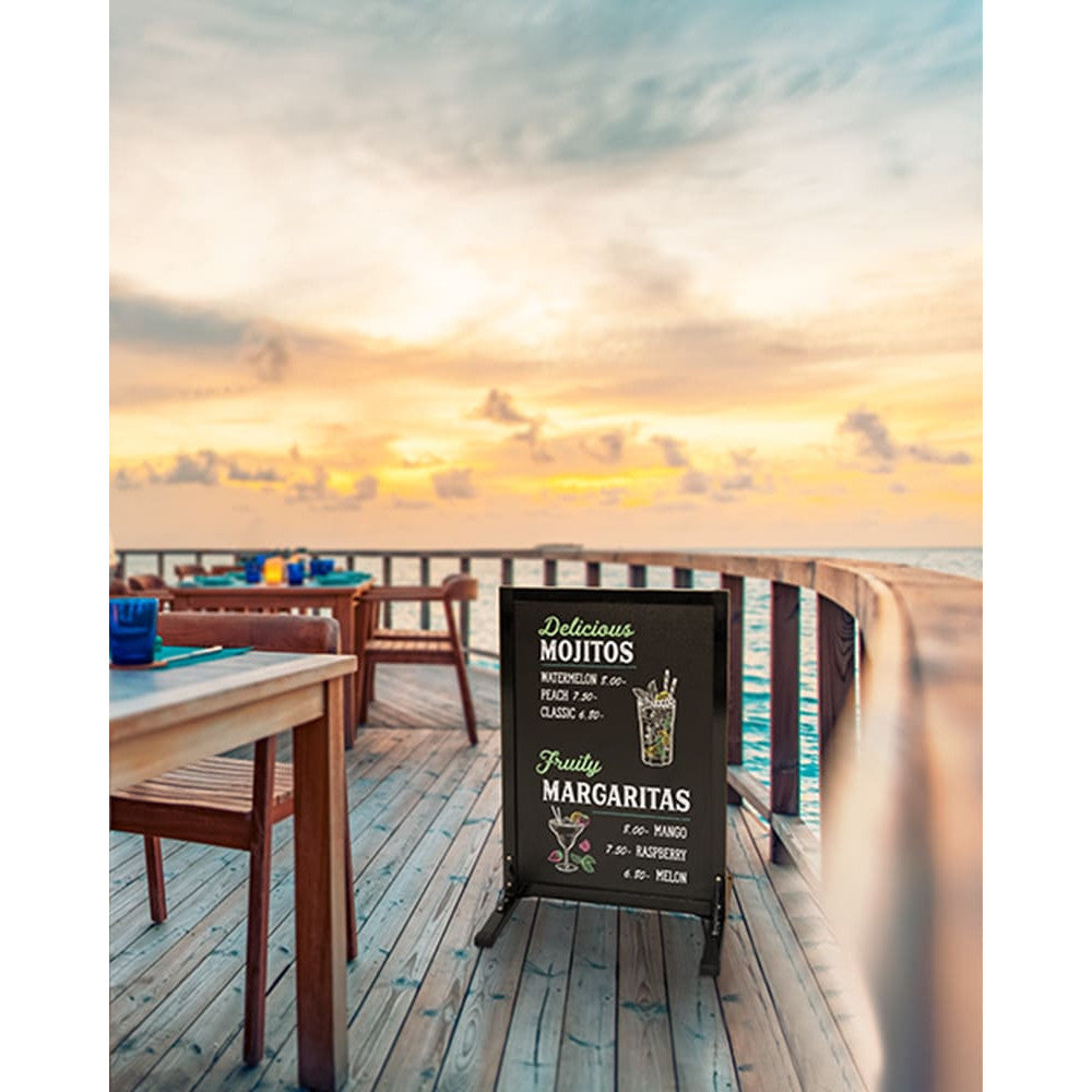 schwarzer Holz Kundenstopper mit T-Fuss platziert an einer Strandbar