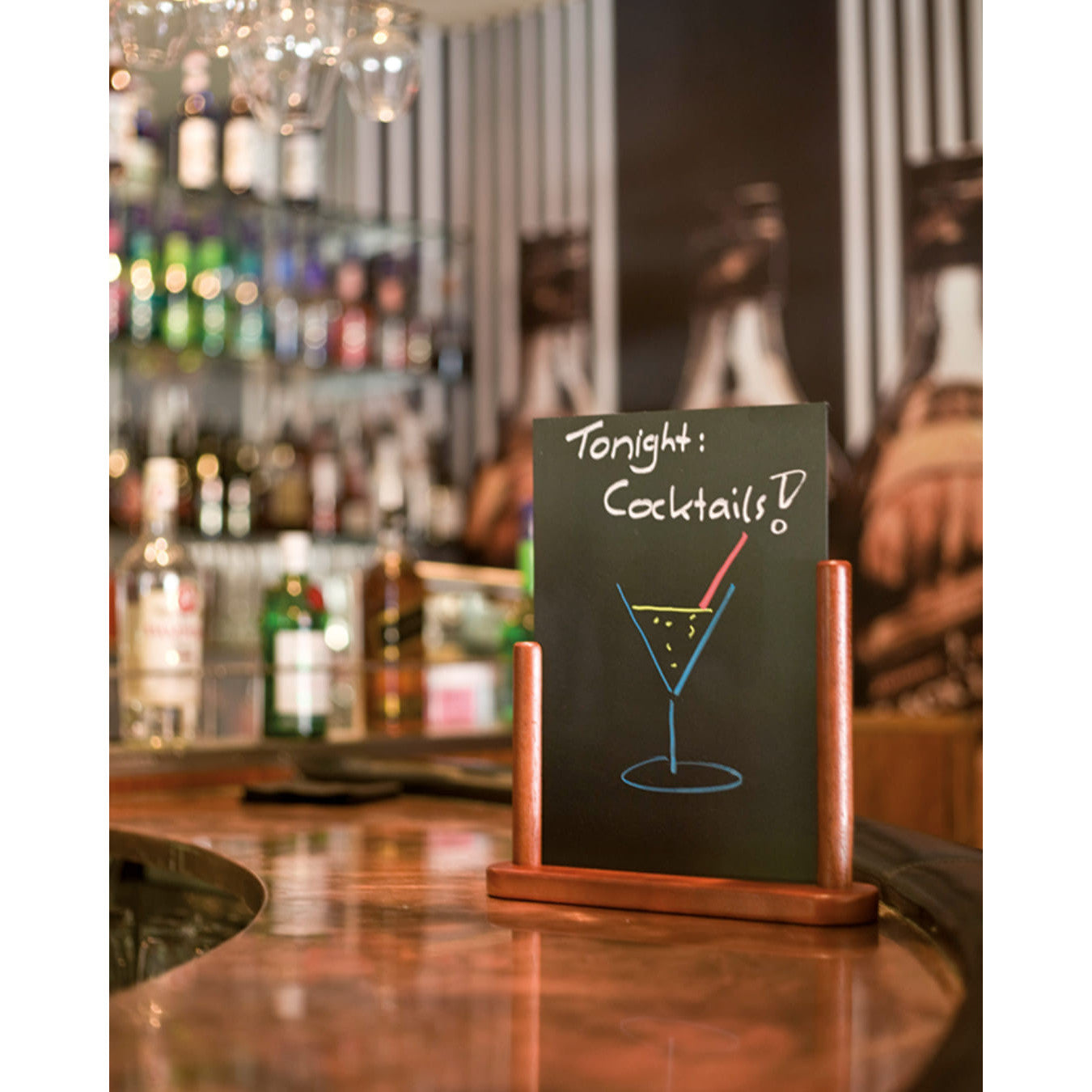 Securit Tischkreidetafel Mahagoni platziert in einer Bar