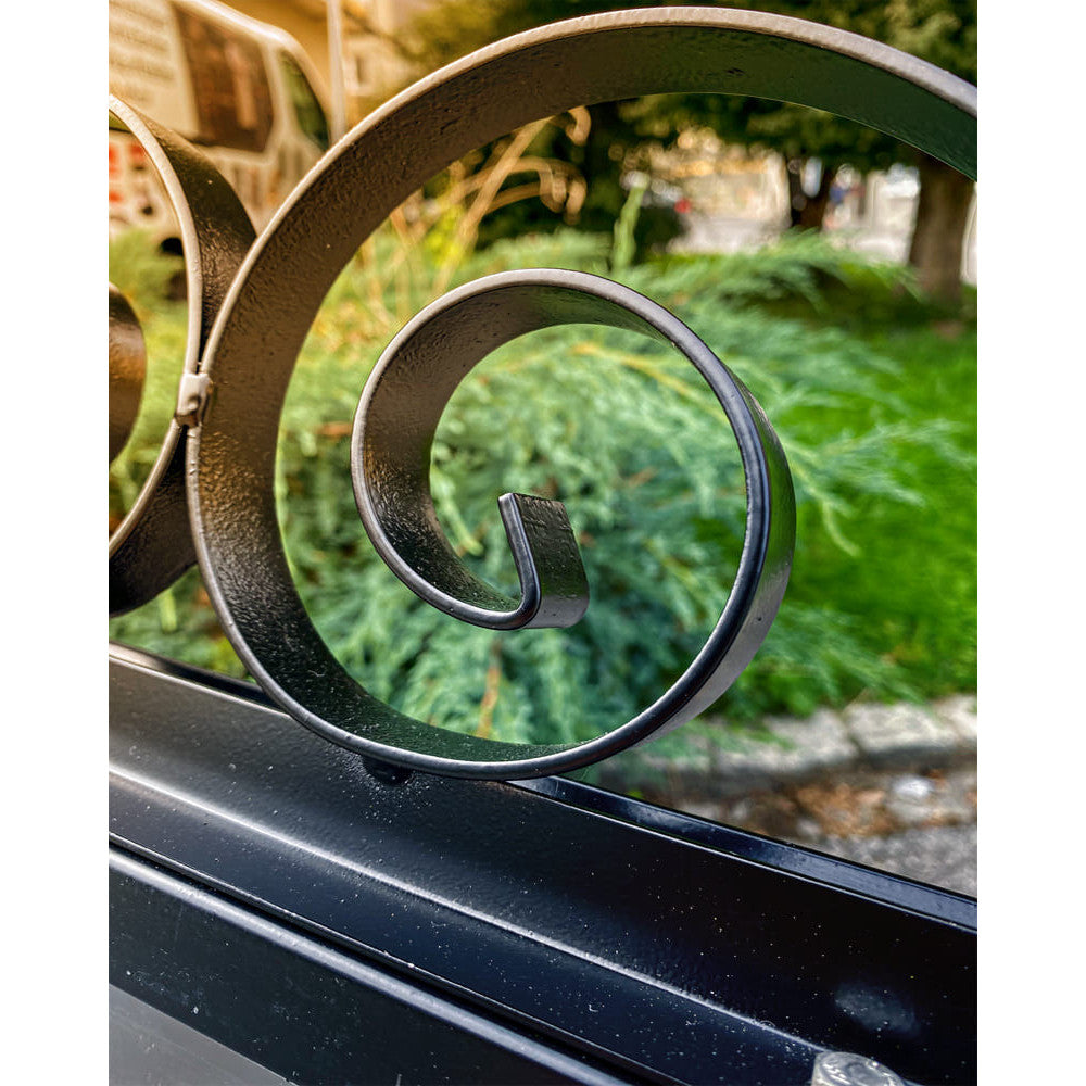 Strassenständer-aus-Stahl-mit-Antik-Optik-im-Format-B2-für-die-Verwendung-als-Plakatständer-im-Aussenbereich