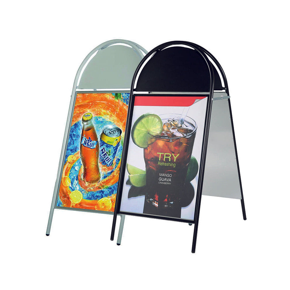 Strassenständer aus Stahlrohr mit Logoschild in weiss und schwarz