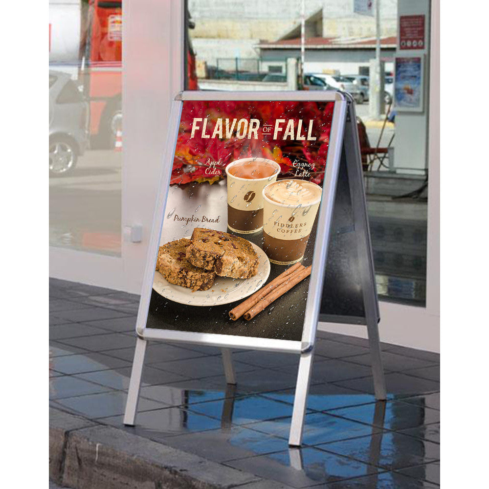 wetterfester DIN A1 Kundenstopper aus Alu positioniert an einer Raststätte mit einem PVC Poster