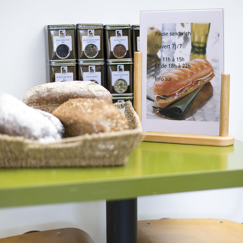 Securit® Acryl-Tischaufsteller mit lackiertem Fuss aus Hartholz