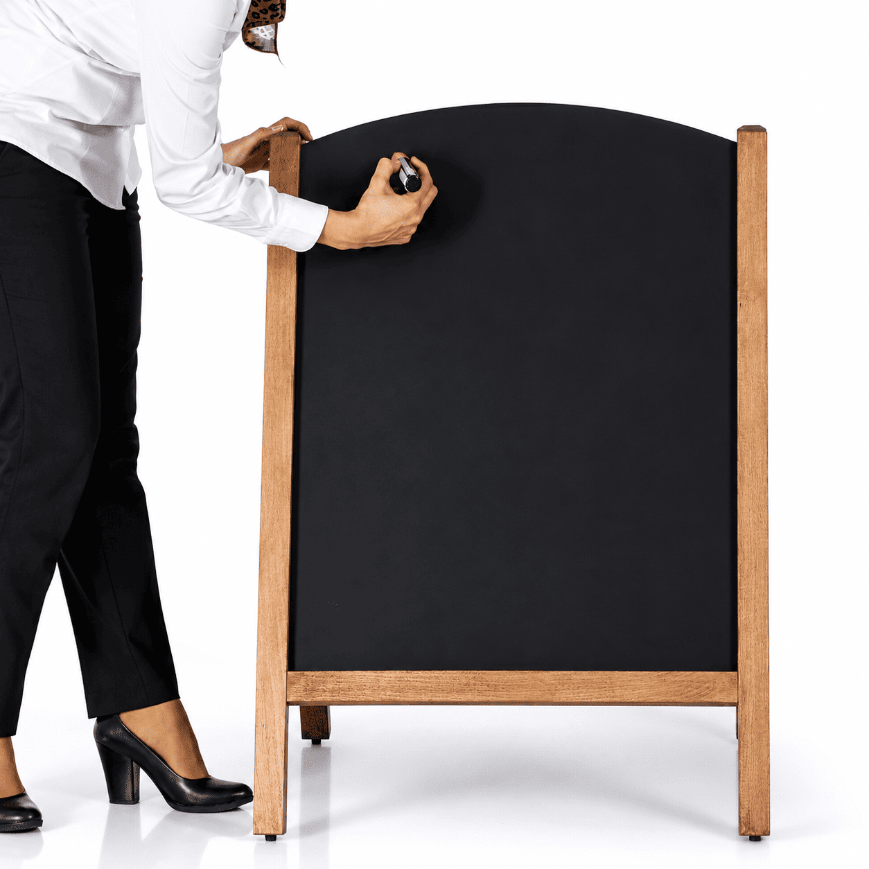 Outdoor Kreidetafel aus Holz 100×67 cm – Magnetisch, Slide-In, Dunkelbraun
