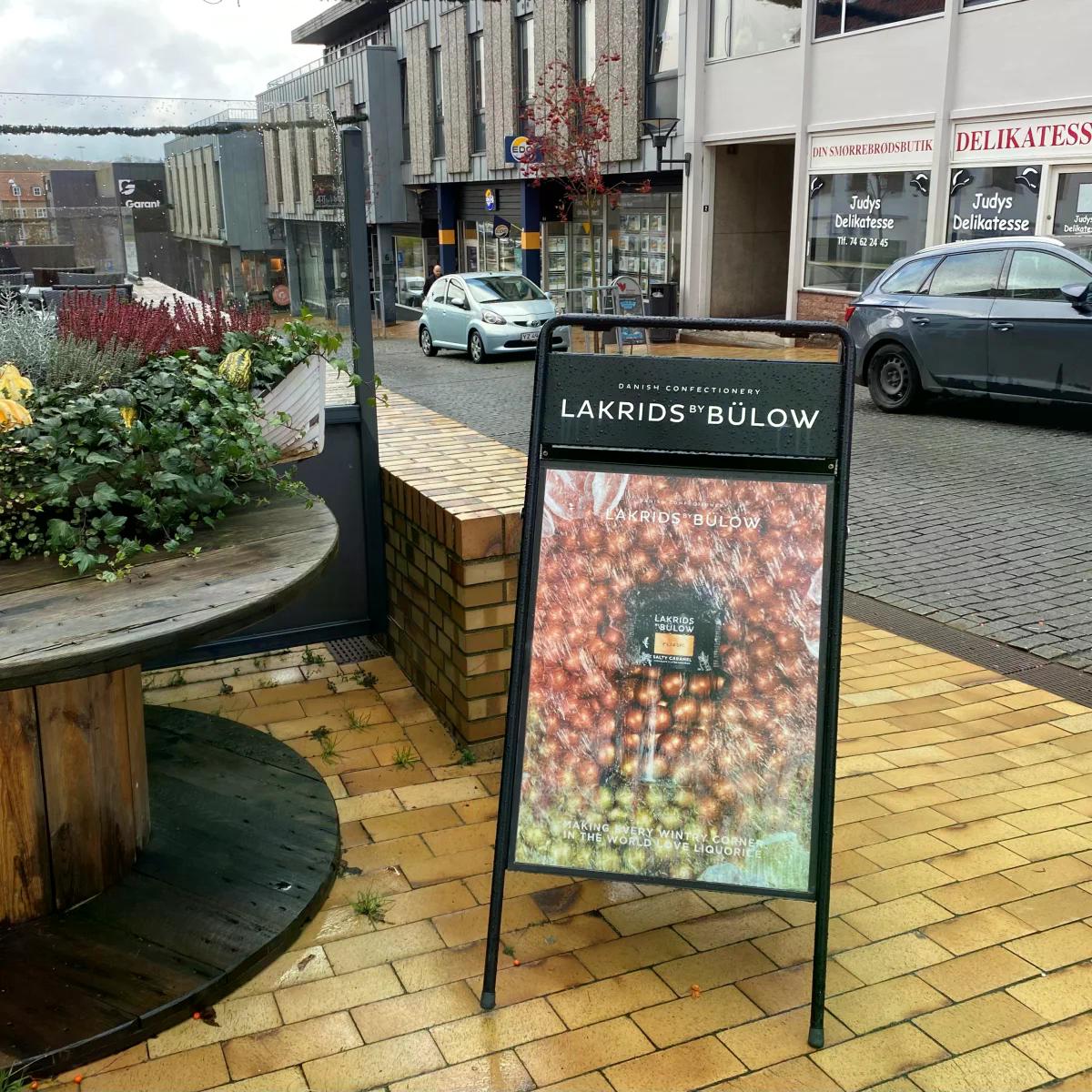 Kundenstopper Stahlrohr Classic mit Logoschild, Outdoor