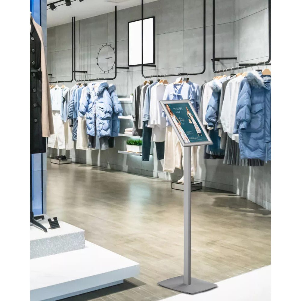 A4 Infoständer Silber in einem Kleidungsgeschäft