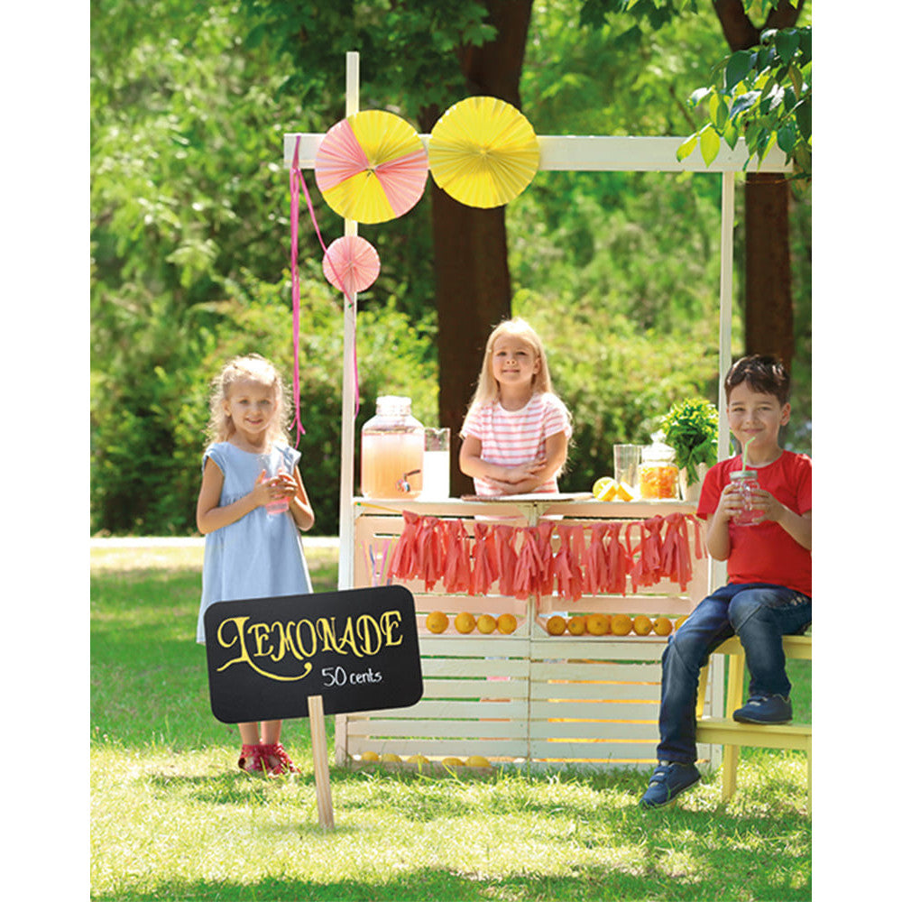 Kreidetafel eingesteckt in der Wiese für Kindergeburtstag