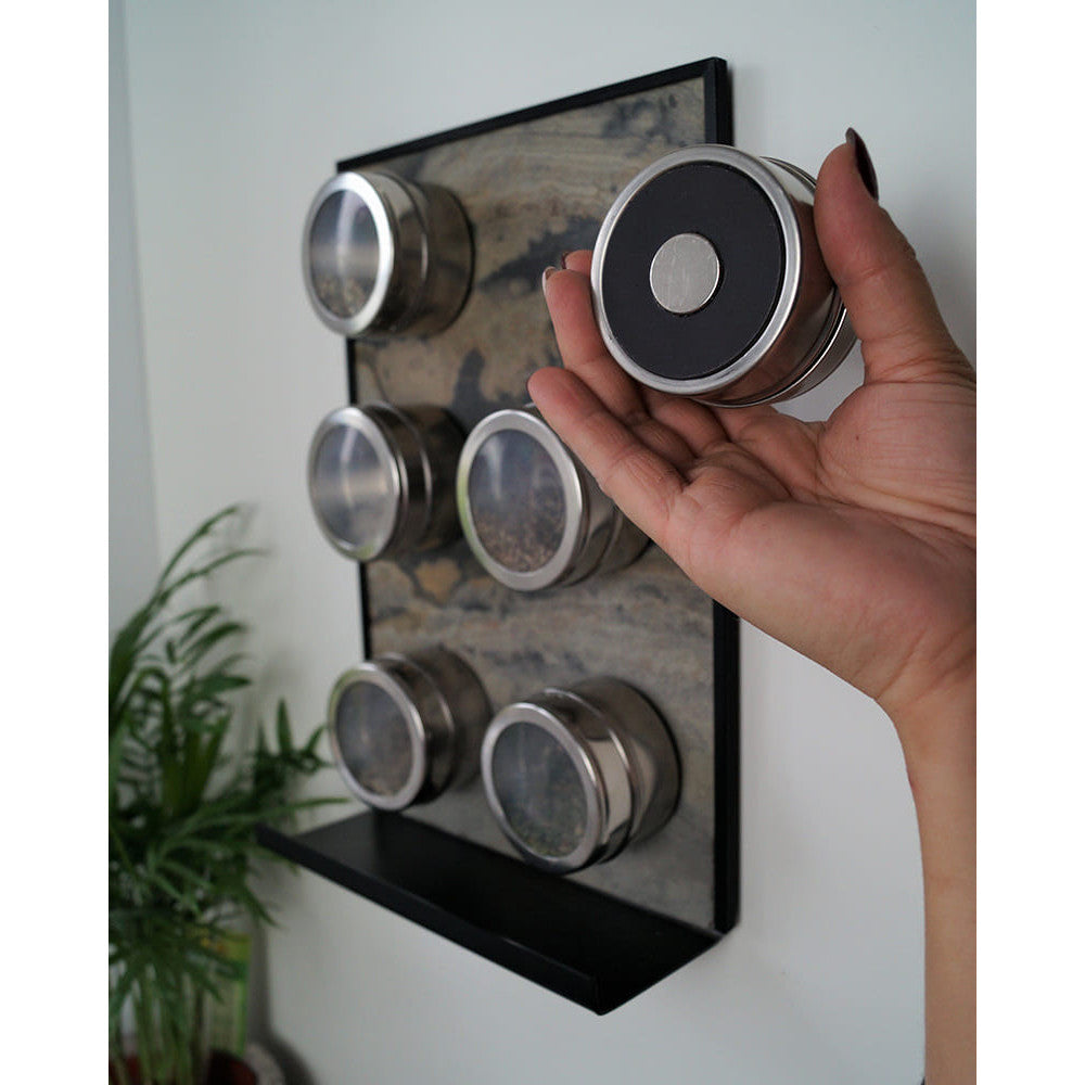 Küchen Tafel magnetisch aus Schiefer mit Gewürzdosen ausgestattet