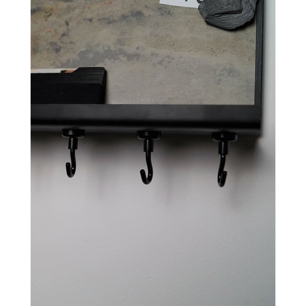 Schiefer Wandtafel mit magnetischen Hacken für Küchenutensilien