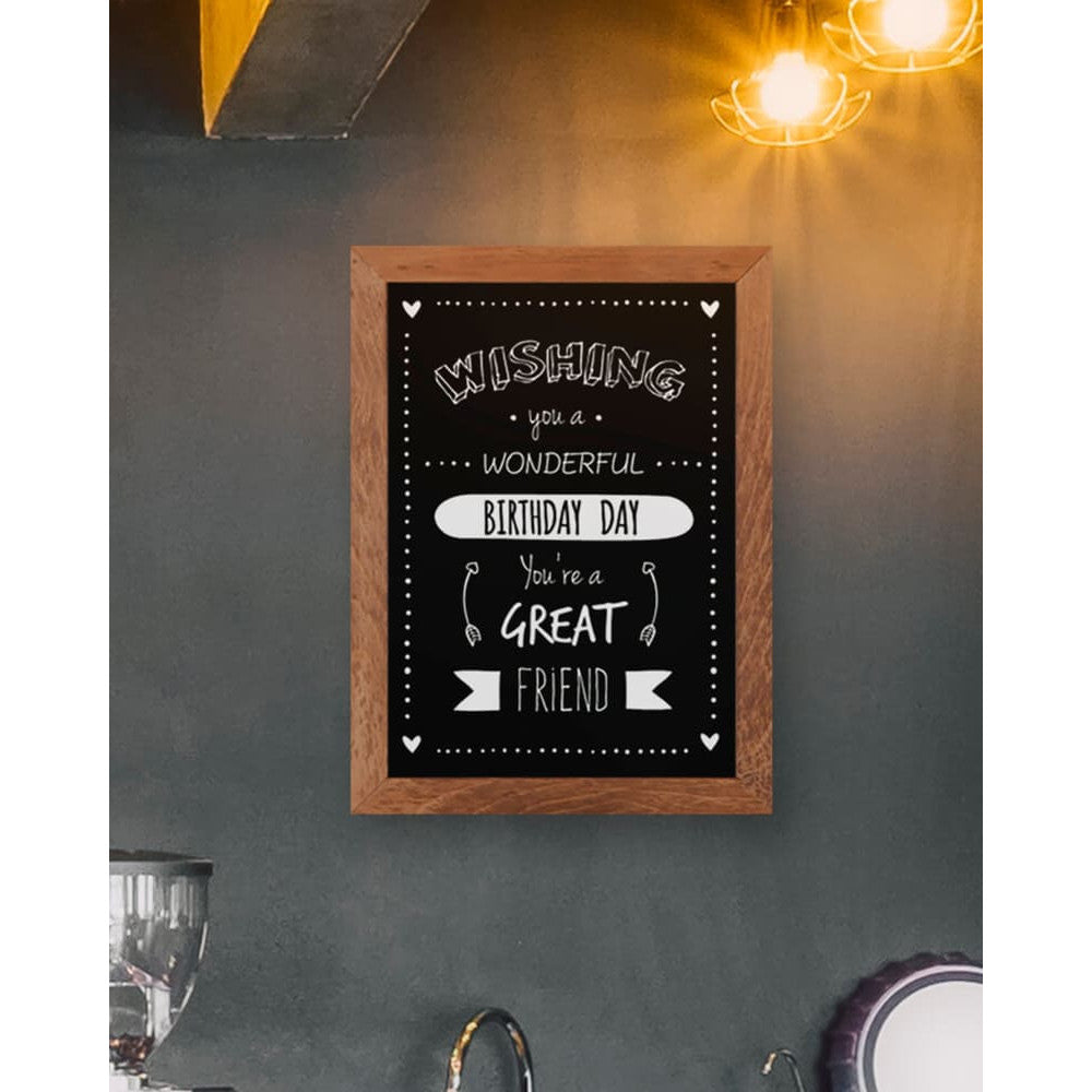 Wandkreidetafel magnetisch mit Holzrahmen aufgehängt in einer Bar