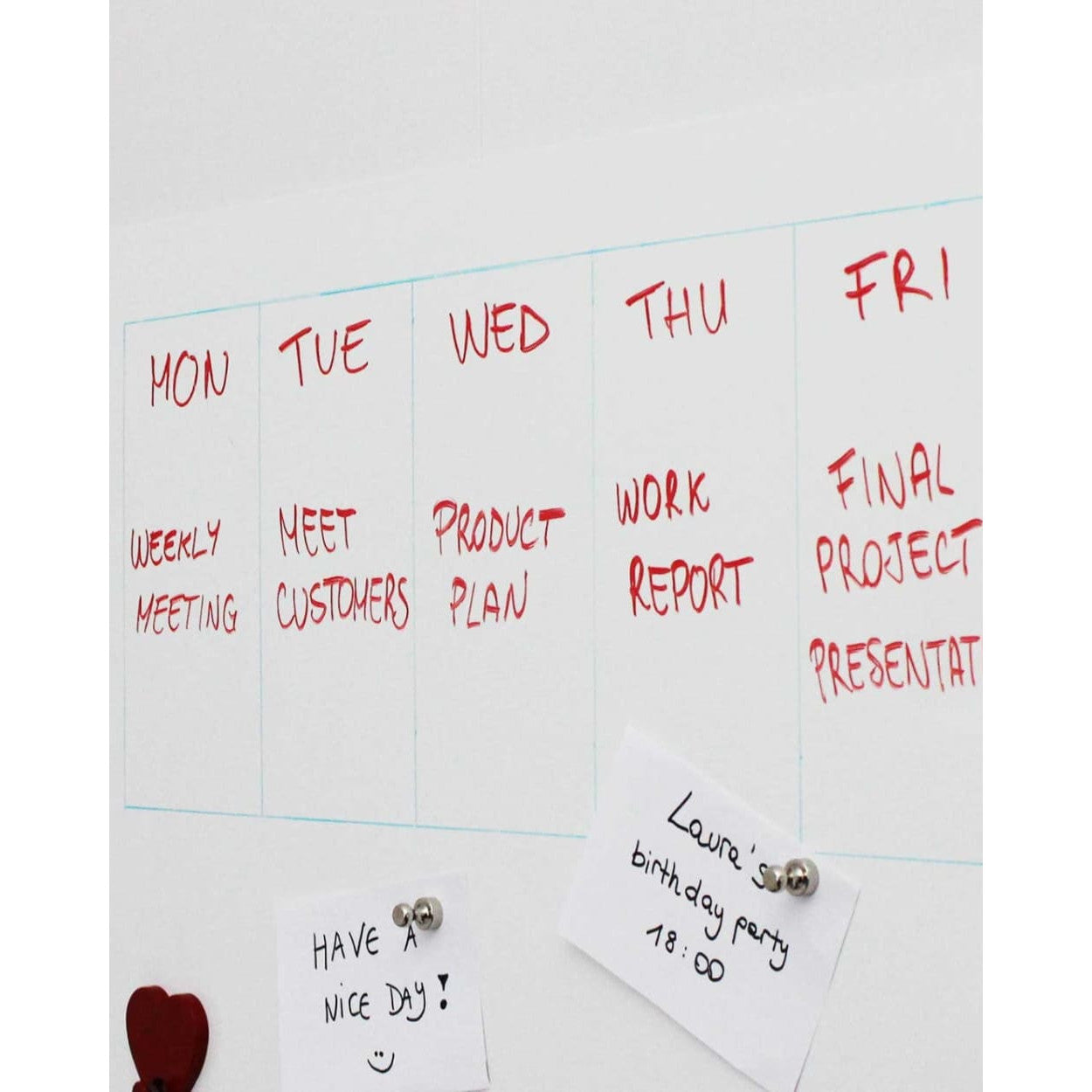 Weisses Whiteboard beschriftet als Wochenplan