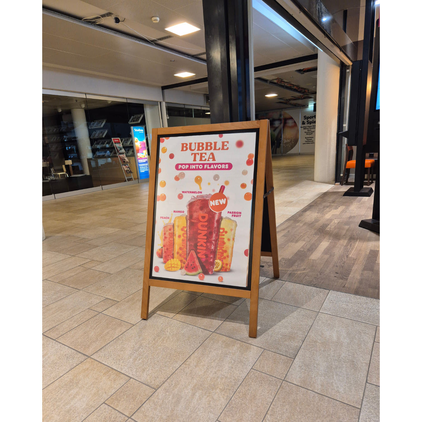 Wetterfester Kundenstopper aus Holz inkl. Magnetfolien und Bubble Tea Plakat