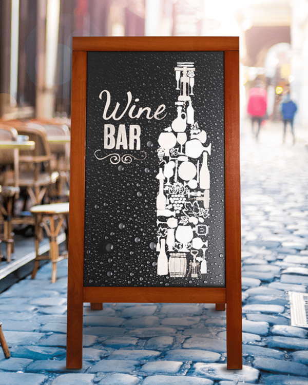 Beschriftete Restaurant Tafel aufgestellt vor einer Weinbar, Holz Kundenstopper Werbetafel mit Mahagoni Holzrahmen und Kreidetafel